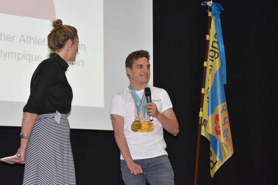 Luana Bergamin mit Théo Gmür, Dreifach-Goldmedaillen-Gewinner Paralympics 2018