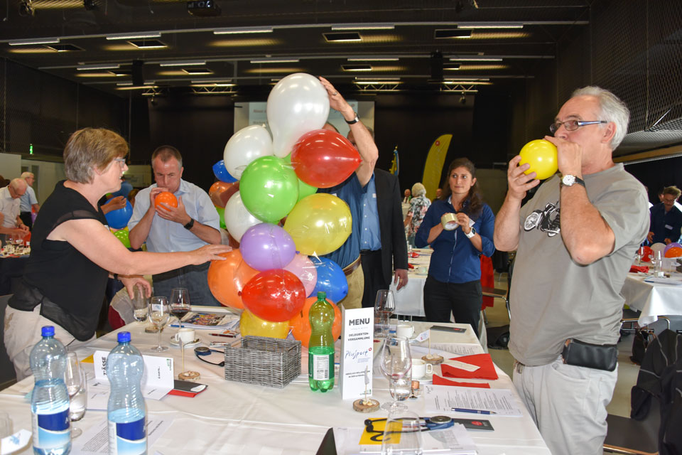 Delegierte beim Luftballon-Turm-Bauen
