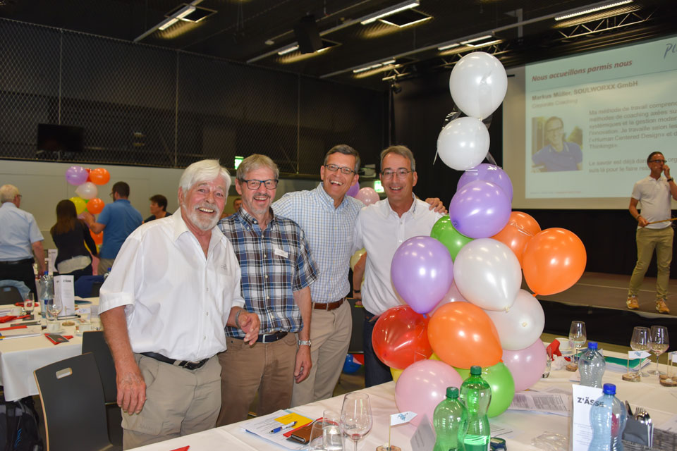 Hans Neuenschwander, Präsident PluSport Kanton Bern,  Hans Hänni, Präsident PluSport Tscharni und die PluSport-Vorstände Hans Lichtsteiner und Markus Sunitsch mit ihrem Luftballon-Werk