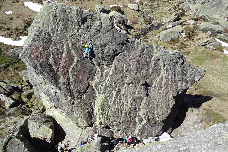 Teilnehmer klettert an Felsen