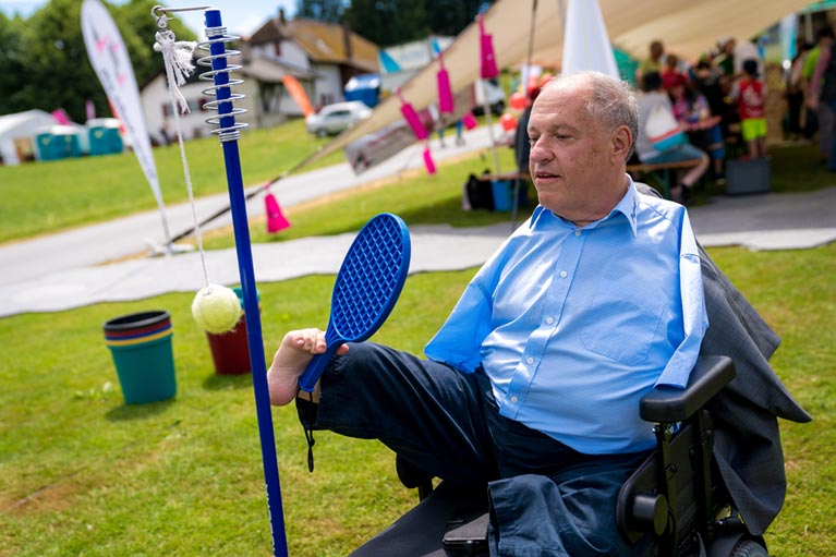 [Translate to Francais:] Christian Lohr spielt Tennis am PluSport-Tag