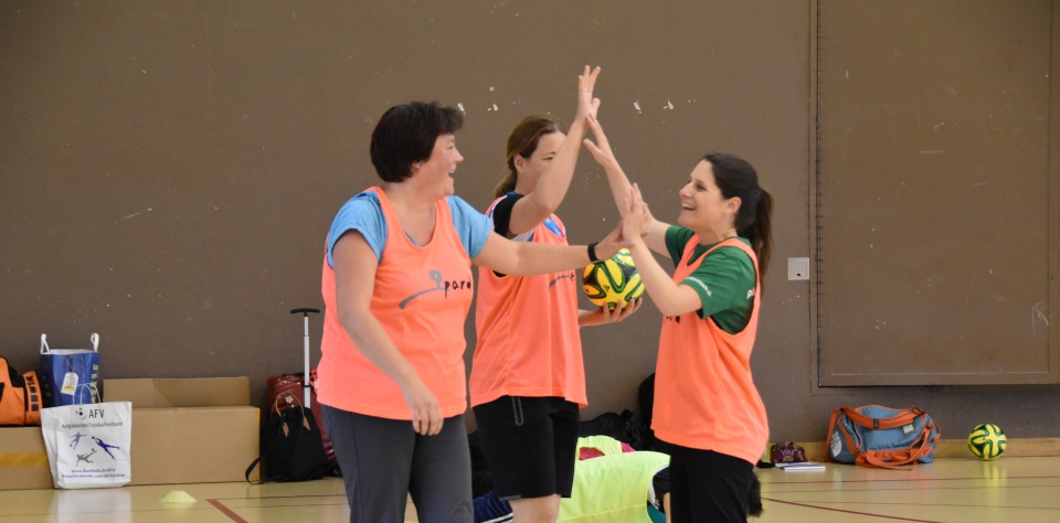 Teamwork ist gefragt - Abklatschen beim Fussballspiel