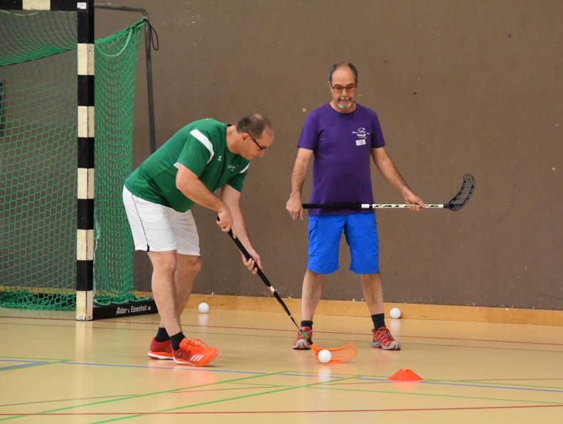 15 präzise Pässe beim Unihockey - wer ist am schnellsten?