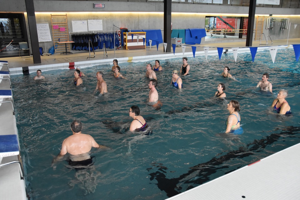 Verschiedene Sozialformen im Aquafit - hier: klassisch.