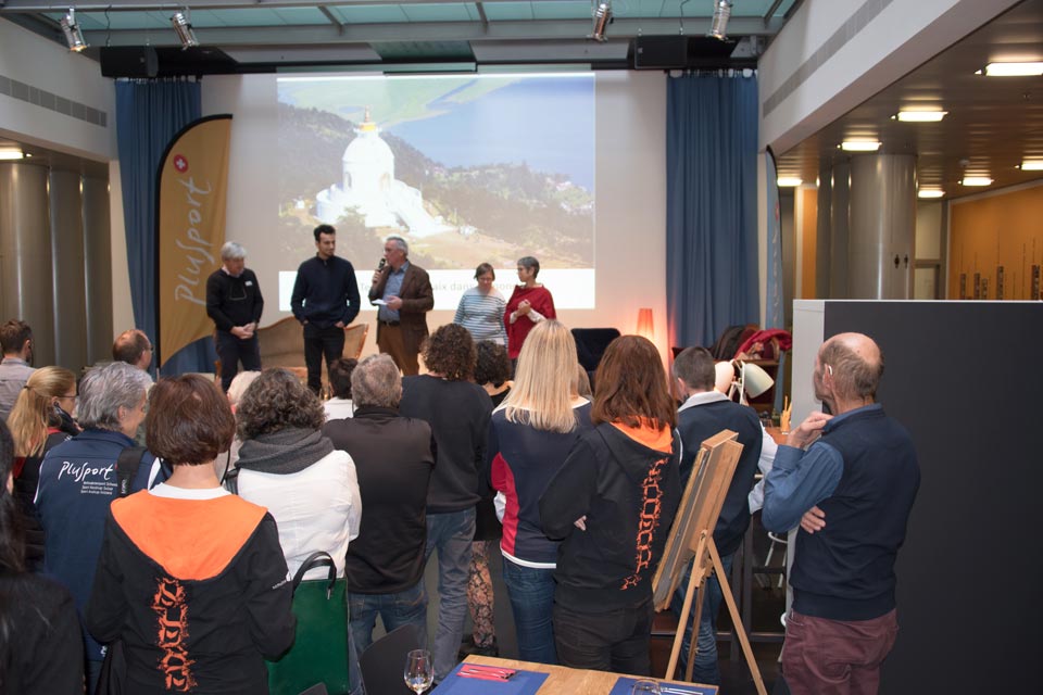 Die Gruppe von Sport Handicap Fribourg mit Präsident, Erfindern und Teilnehmern.
