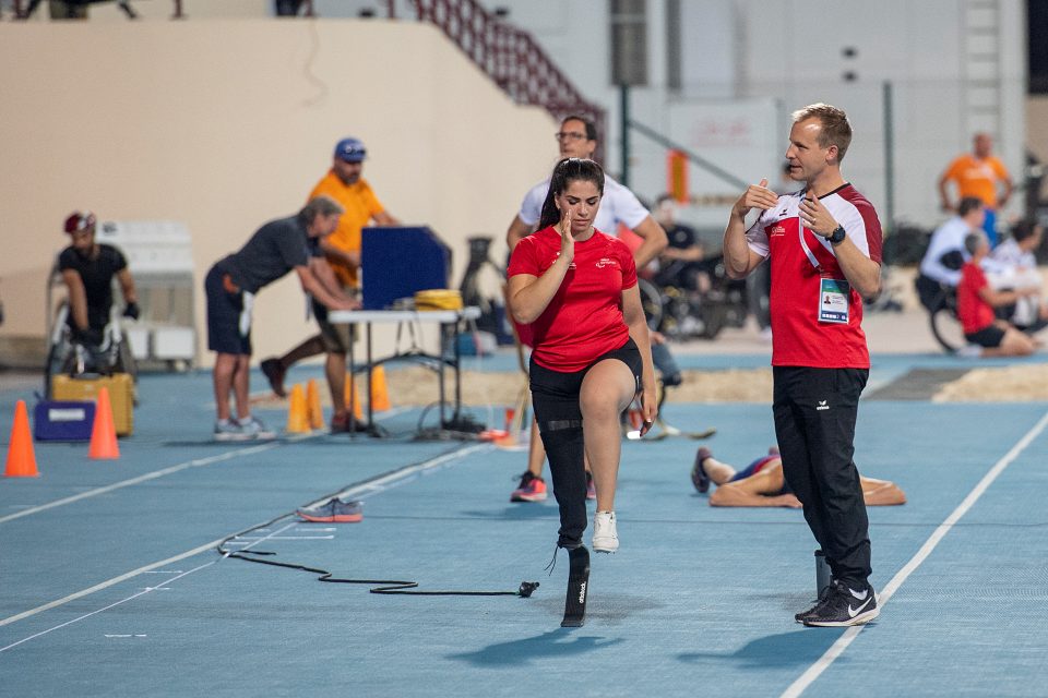 [Translate to Francais:] Sofia Gonzalez und Nationaltrainer Georg Pfarrwaller beim Weitsprungtrainig in Dubai. Foto: Urs Sigg