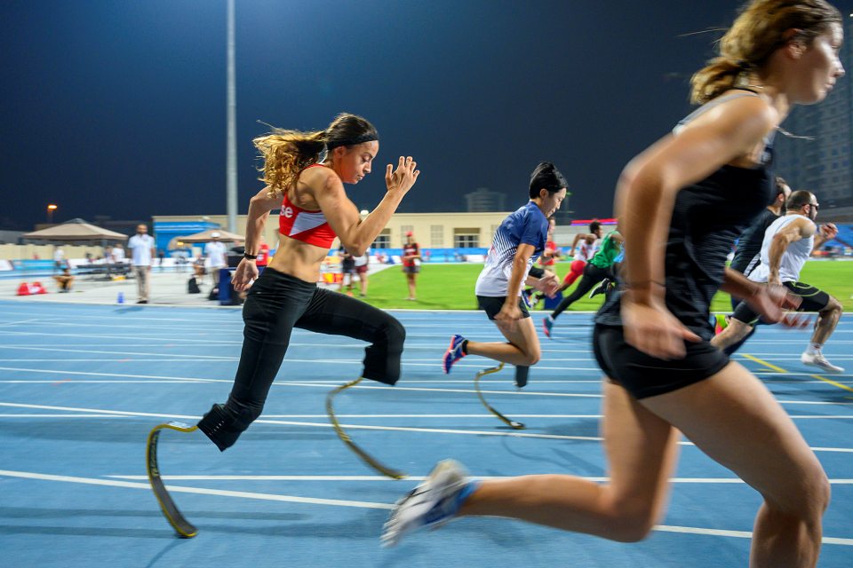 Abassia Rahmani beim ersten Kontakt mit der Tartanbahn in Dubai. Foto: Urs Sigg