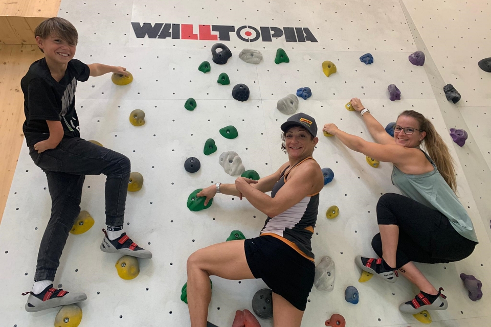 Die PluSport-Athleten Gael, Luzia und Romy an der Kletterwand