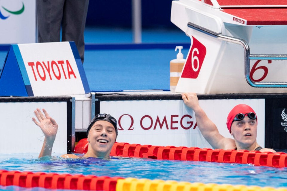 Nora Meister (L.) im Ziel