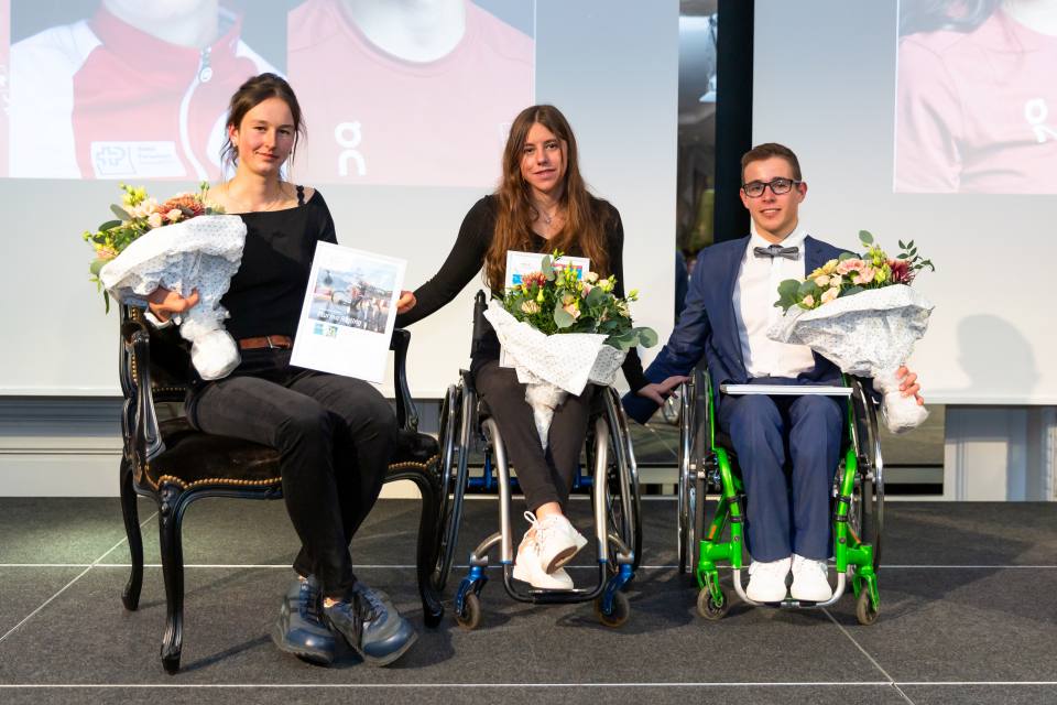 [Translate to Francais:] Para-Cyclerin Flurina Rigling (l) wird für ihre zwei WM-Medaillen geehrt - zusammen mit Nora Meister und Fabian Recher
