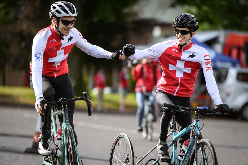 [Translate to Francais:] Timothy Zemp und Fabiano Wey bereiten sich auf die Strassenrennen vor.