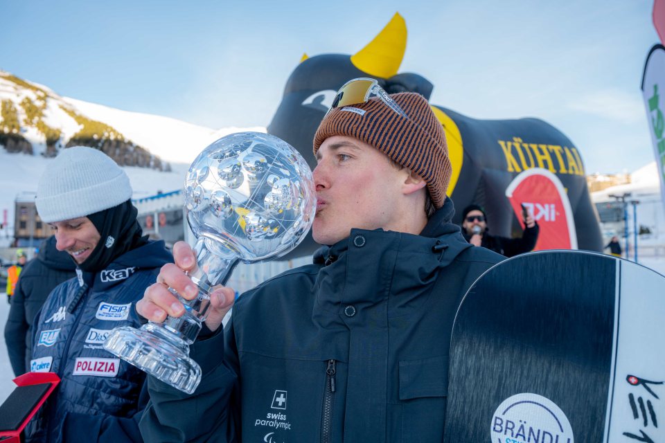 Aron Fahrni mit der Banked-Slalom Weltcup-Kugel