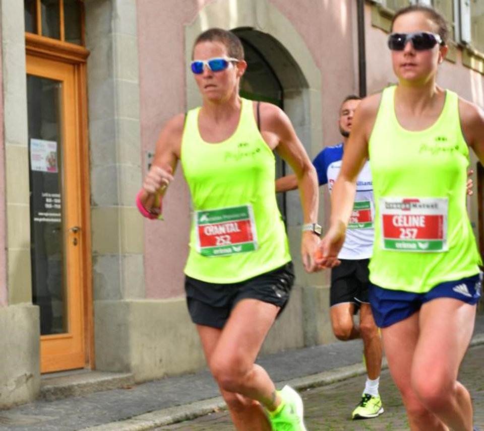 Chantal Cavin avec un guide au marathon