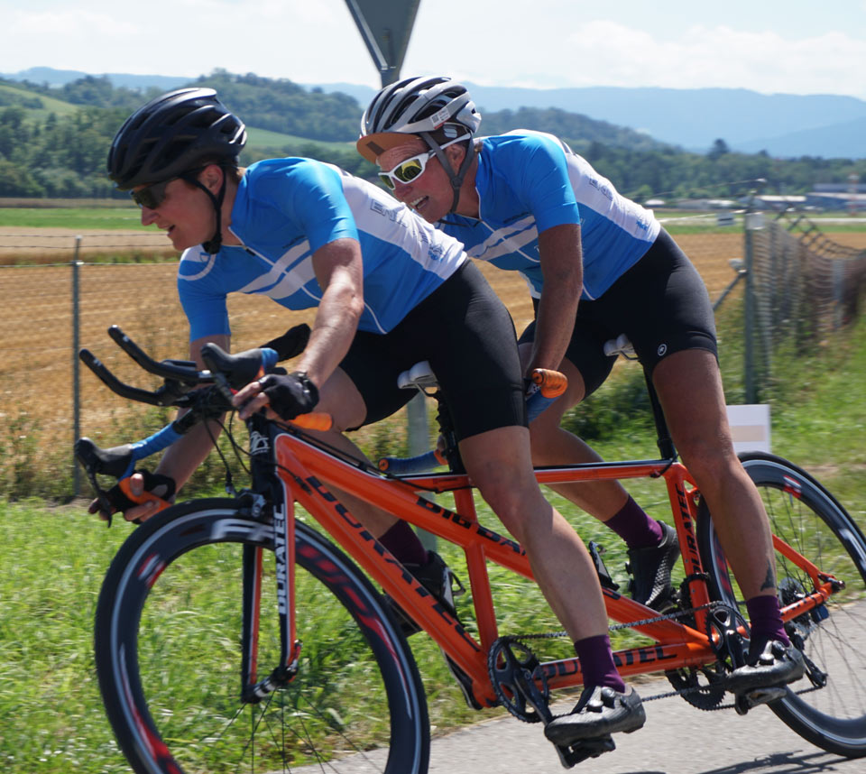 Chantal Cavin avec un guide lors d'un entraînement en tandem