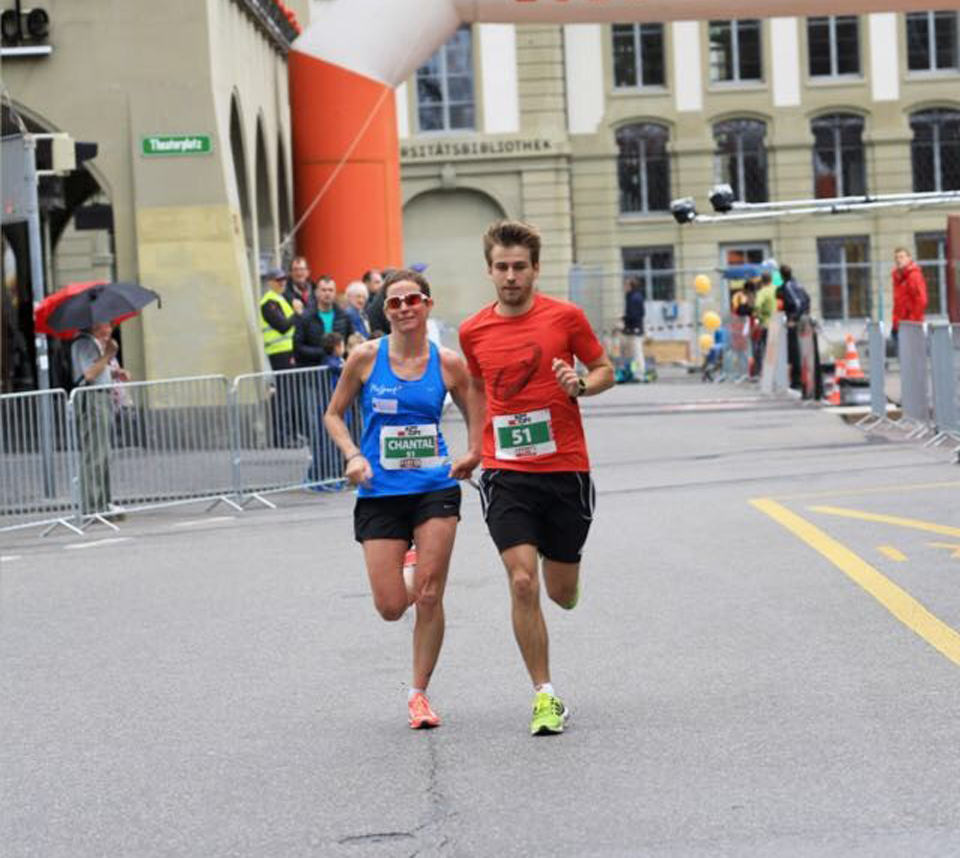 Chantal Cavin avec un guide au marathon