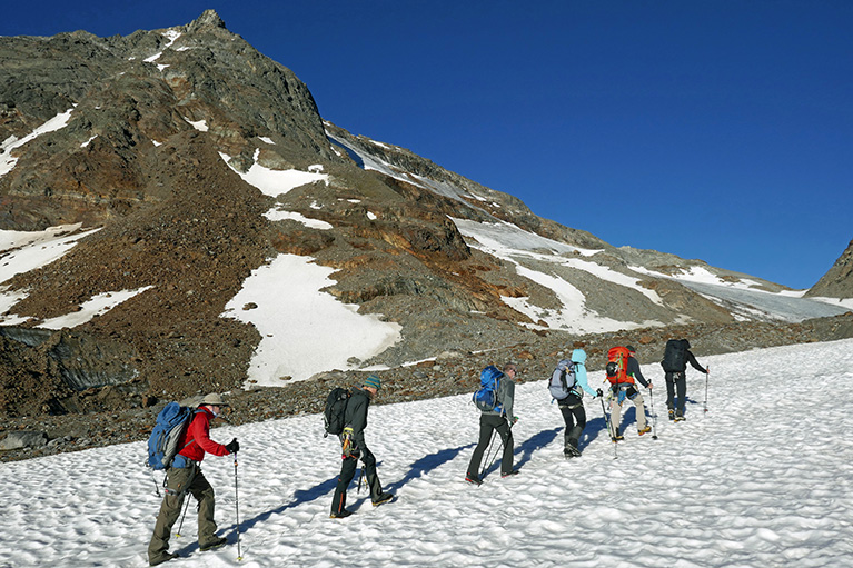 Gletschertour Wandergruppe unterwegs auf dem Gletscher