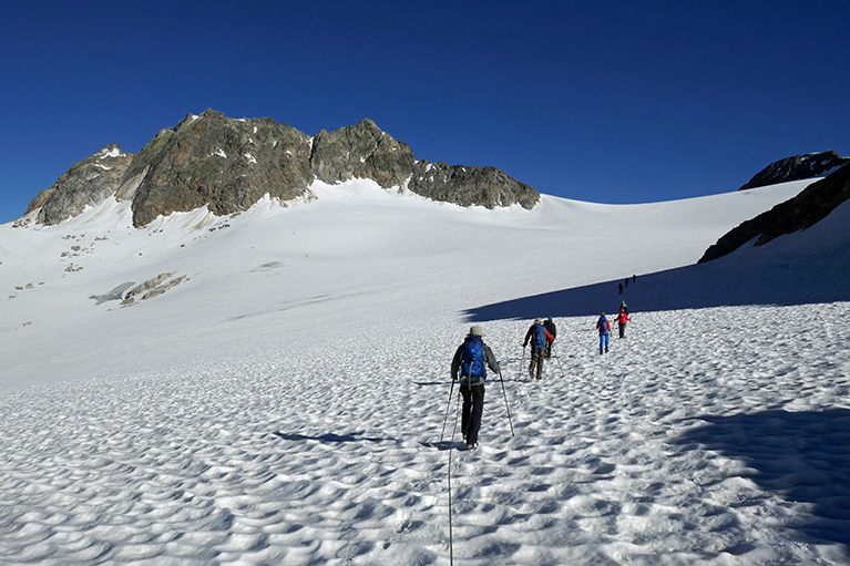 Auf dem ewigen Eis Wandergruppe in schneebedeckter hochalpiner Umgebung
