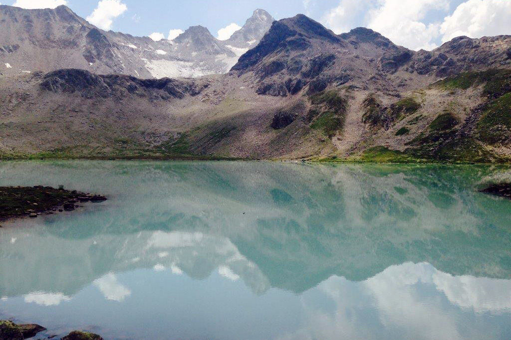 Spiegelglatter Bergsee Bergpanorama spiegelt sich im Bergsee