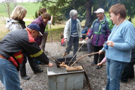 Würste braten auf dem Lagerfeuer Gruppe brät Würste auf dem Lagerfeuer