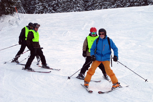 Skifahren Skifahrer mit Begleitpersonen