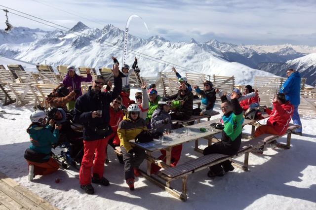 Gruppenbild der Schneesportler Gruppenbild der Schneesportler vor herrlichem Bergpanorama