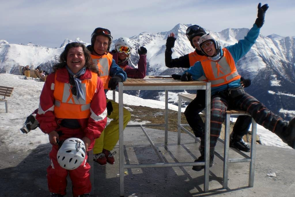 Pause an der Sonne Gruppe pausiert vor dem Bergpanorama