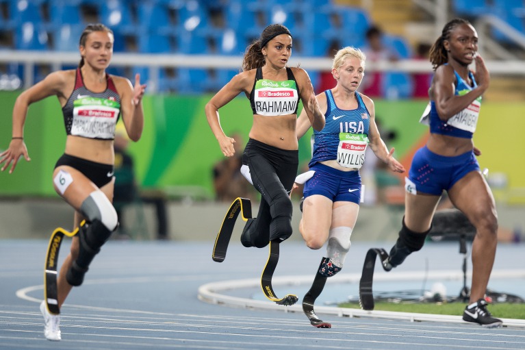 Sprinterinnen mit Amputationen auf der Laufbahn in Rio