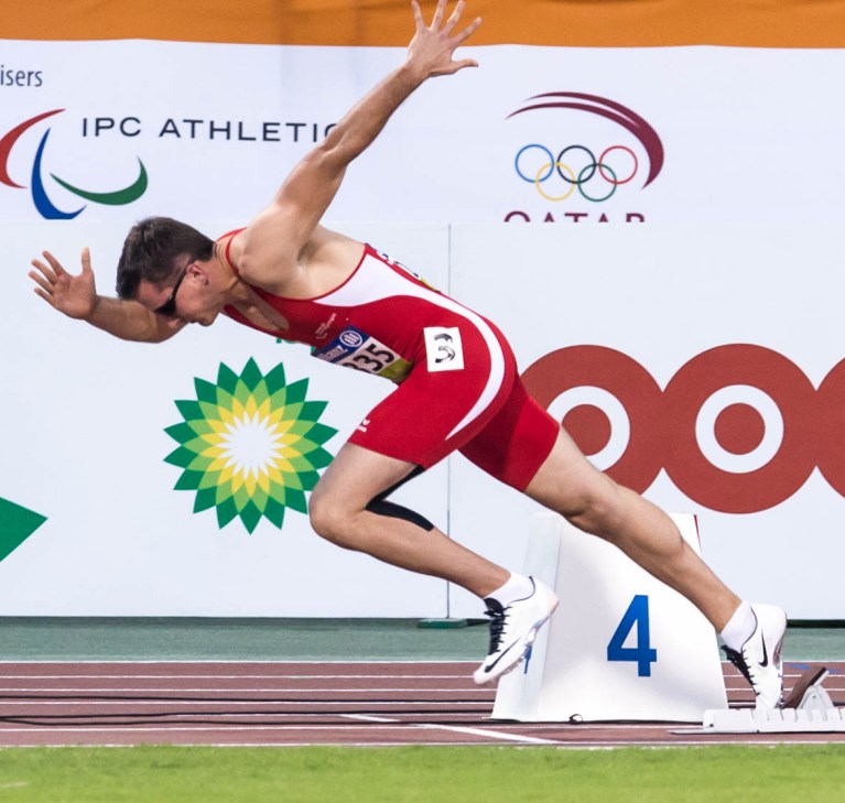Philipp Handler PluSport Kaderathlet mit Sehbehinderung Starterpose von Spitzensport Athlet Philipp Handler