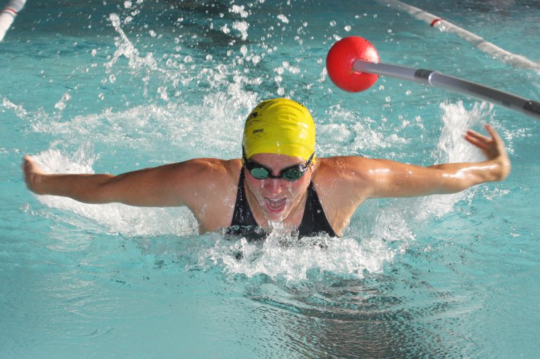 Chantal Cavin schwimmt Delphin an einem Wetttkampf