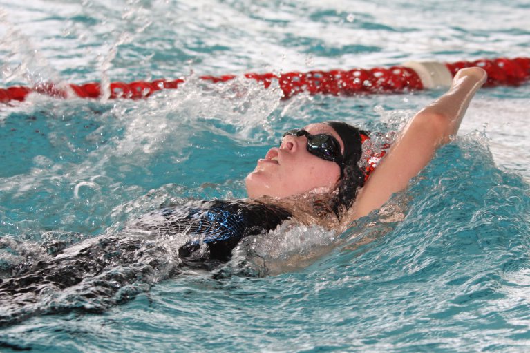 Stefanie Bauman, handamputiert schwimmt Rückencrawl 