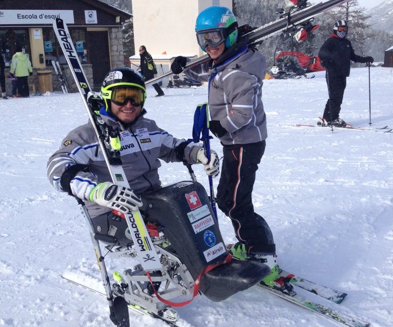 Ein sitzender Skifahrer und Rollstuhlsportler sowie eine stehende Skifahrerin mit Behinderung im Schnee