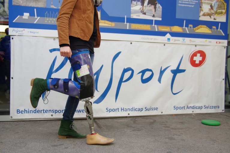 Beinprothese an gesundem Bein installiert um die Besucher zu sensibiliseren