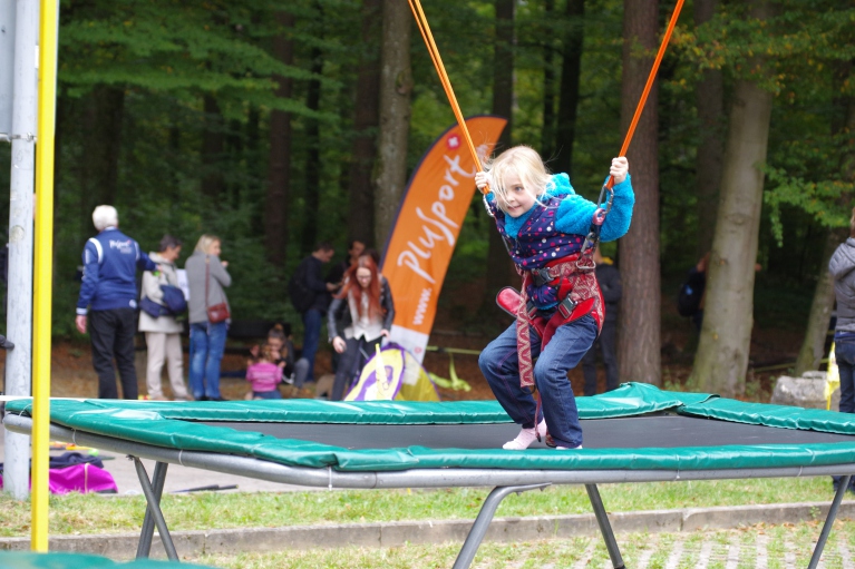 Mädchen beim Bungy-Trampolinspringen