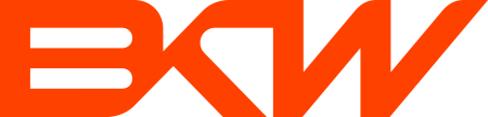 Das Bild zeigt ein Logo mit einem orangefarbenen Quadrat, gefolgt von den fetten schwarzen Buchstaben BKW auf gelbem Hintergrund.