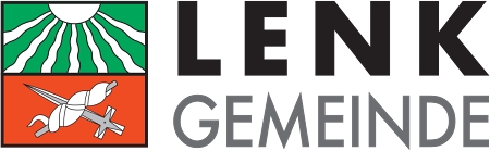Das Logo der Lenk Gemeinde zeigt eine Sonne mit Strahlen über einem Schwert und einem Stab auf einem Schild, mit der Aufschrift LENK GEMEINDE in fetter schwarzer und grauer Schrift auf der rechten Seite.