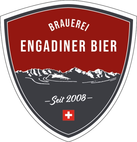Schildförmiges Logo der Brauerei Engadiner Bier mit stilisierter Bergkette, rotem und dunkelgrauem Hintergrund, Schweizer Flagge am unteren Rand und Text Seit 2008.