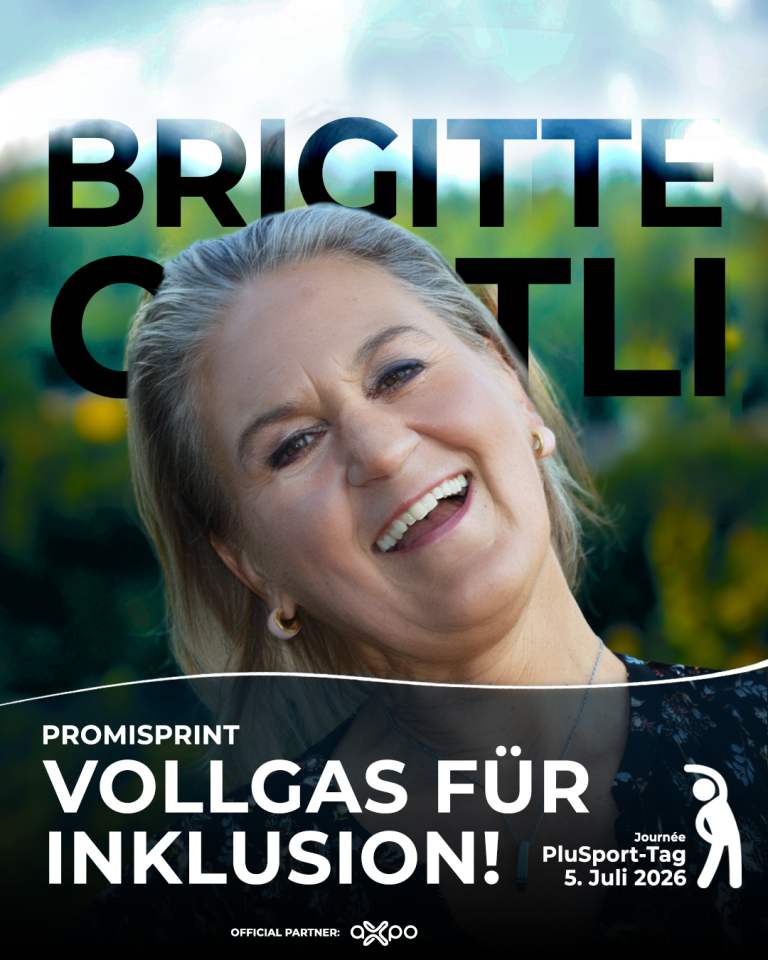 Eine lächelnde Frau mit langen blonden Haaren steht vor einer großen Schrift. Das Bild enthält Veranstaltungsdetails: PROMISPRINT VOLLgas FÜR INKLUSION! PluSport-Tag 5. Juli 2026 sowie Logos der Partner am unteren Rand.