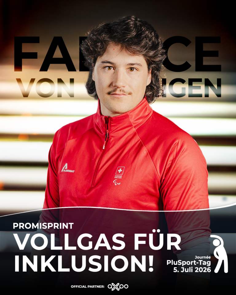 Ein Mann mit welligem dunklem Haar und einem Schnurrbart, der eine rote Sportjacke trägt, steht vor einem unscharfen Hintergrund. Der Text lautet: „PROMISPRINT VOLL GAS FÜR INKLUSION! PlusSport-Tag 5. Juli 2026.“.