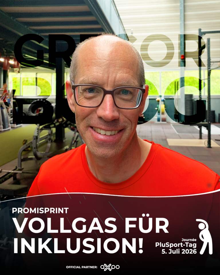Ein lächelnder, kahlköpfiger Mann mit Brille steht in einer Sporthalle und trägt ein rotes T-Shirt. Auf einem Banner am unteren Bildrand steht: „Promisprint – Vollgas für Inklusion! PlusSport-Tag 5. Juli 2026“ sowie Veranstaltungs- und Partnerlogos.