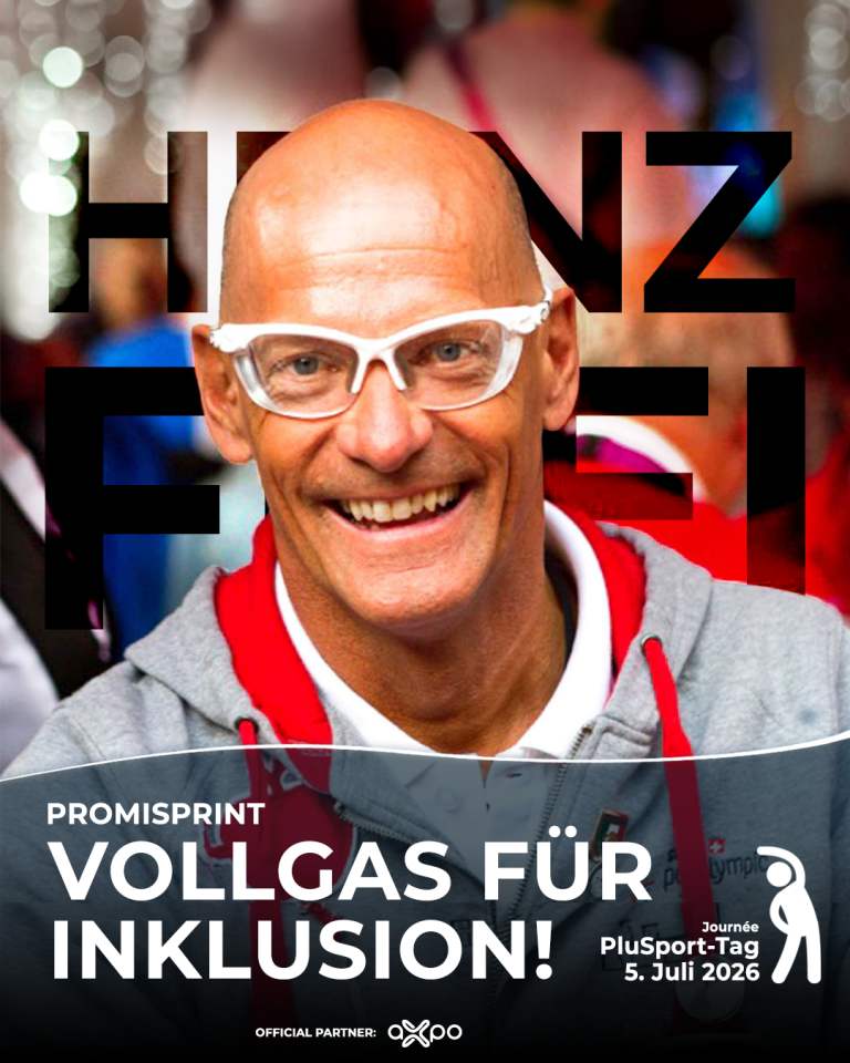 Vor einem unscharfen Hintergrund steht ein lächelnder, kahlköpfiger Mann mit weißer Brille und roter Jacke. Auf dem Bild steht: PROMISPRINT – VOLL GAS FÜR INKLUSION! PlusSport-Tag, 5. Juli 2026.
