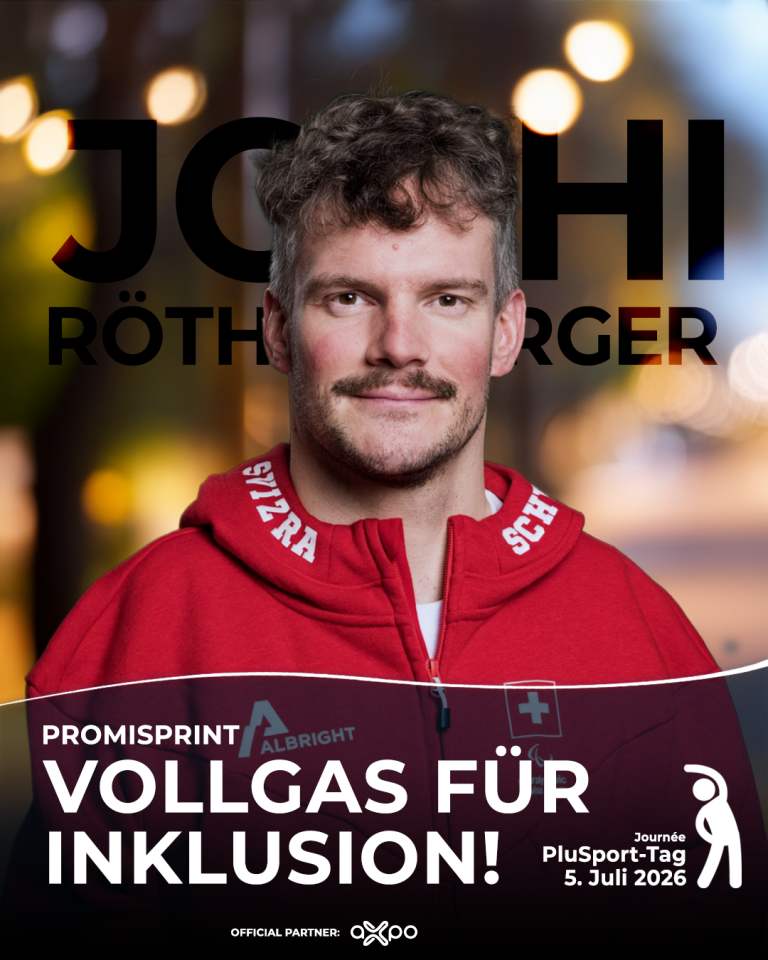 Ein Mann mit kurzen Locken und einem Schnurrbart, der eine rote Sportjacke mit Schweizer Emblemen trägt, steht lächelnd da. Der Text lautet: „Promisprint Vollgas für Inklusion! PlusSport-Tag 5. Juli 2026.“.