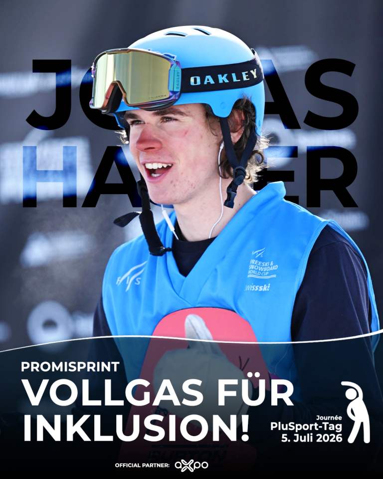 Ein junger Skifahrer in blauer Sportbekleidung und mit Helm lächelt und hält Skihandschuhe in der Hand. Der Text auf dem Bild lautet: „PROMISPRINT VOLLGAS FÜR INKLUSION! PlusSport-Tag 5. Juli 2026.“ Unten sind Logos zu sehen.