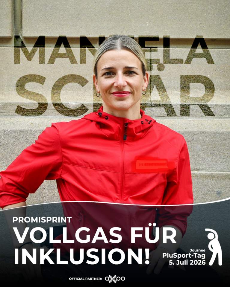 Eine Frau in einer roten Jacke steht lächelnd vor einer Wand mit einer großen Aufschrift. Unten steht in fetter Schrift: PROMISPRINT VOLL GAS FÜR INKLUSION! PlusSport-Tag, 5. Juli 2026.