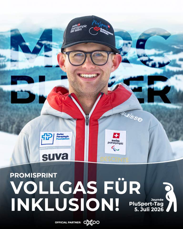Ein lächelnder Mann in Wintersportkleidung und mit Brille steht draußen in einer verschneiten Landschaft. Der Text auf dem Bild wirbt für „VOLLGAS FÜR INKLUSION!“ und den PlusSport-Tag am 5. Juli 2026. Logos und Sponsoren sind zu sehen.