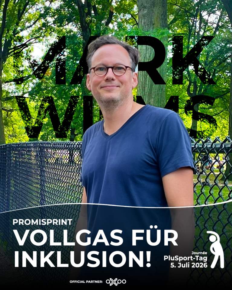 Ein Mann mit Brille und einem marineblauen T-Shirt steht vor einem Parkzaun. Überlagerte Schriftzüge werben für „Vollgas für Inklusion!“ beim PlusSport-Tag am 5. Juli 2026. Im Hintergrund sind Bäume zu sehen, und der Name „Mark“ ist teilweise erkennbar.