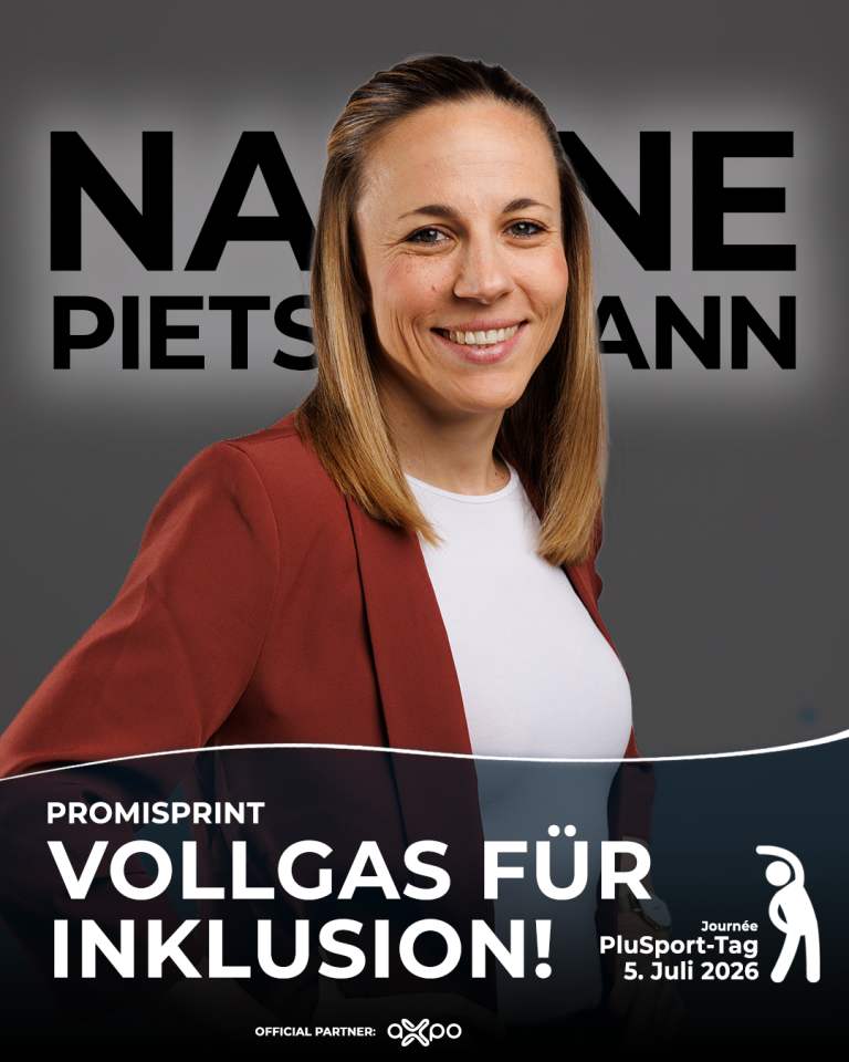 Eine lächelnde Frau in einem roten Blazer steht vor einem Schild mit großer Aufschrift. Darauf steht: PROMISPRINT VOLLGAS FÜR INKLUSION! PlusSport-Tag 5. Juli 2026. Im Hintergrund ist ihr Name, Nadine Pietschmann, zu sehen.