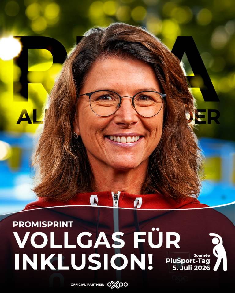Eine lächelnde Frau mit braunen Haaren und Brille trägt eine rote Jacke. Der Text lautet: PROMISPRINT VOLL GAS FÜR INKLUSION! PlusSport-Tag 5. Juli 2026. Logos und ein blauer Hintergrund sind zu sehen.