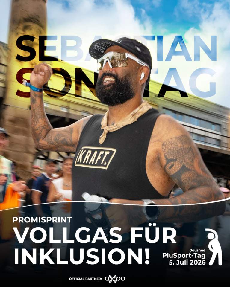 Ein lächelnder, bärtiger Mann mit Sonnenbrille, Mütze und einem ärmellosen KRAFT.-T-Shirt rennt während einer Sportveranstaltung im Freien. Ein fettgedruckter Schriftzug auf Deutsch wirbt für „Vollgas für Inklusion!“ am 5. Juli 2026.