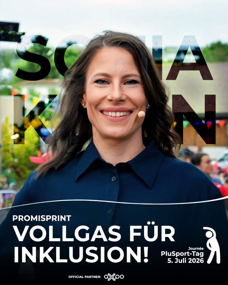 Eine lächelnde Frau mit einem Headset steht bei einer Veranstaltung im Freien. Der eingeblendete Text auf Deutsch lautet: „Promisprint – Vollgas für Inklusion! PluSport-Tag, 5. Juli 2026.“ Im Hintergrund sind Logos und bunte Dekorationen zu sehen.