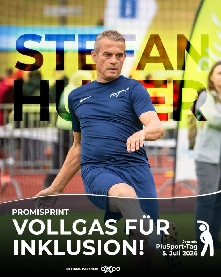 Ein Mann in Sportkleidung sprintet während einer Sportveranstaltung auf einer Laufbahn. Über dem Bild steht: Stefan Huber. Promisprint. Vollgas für Inklusion! PlusSport-Tag, 5. Juli 2026.